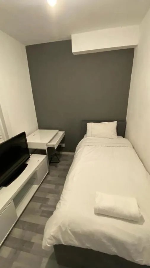 Snug Kingsize Bedroom Flat In London Apartment