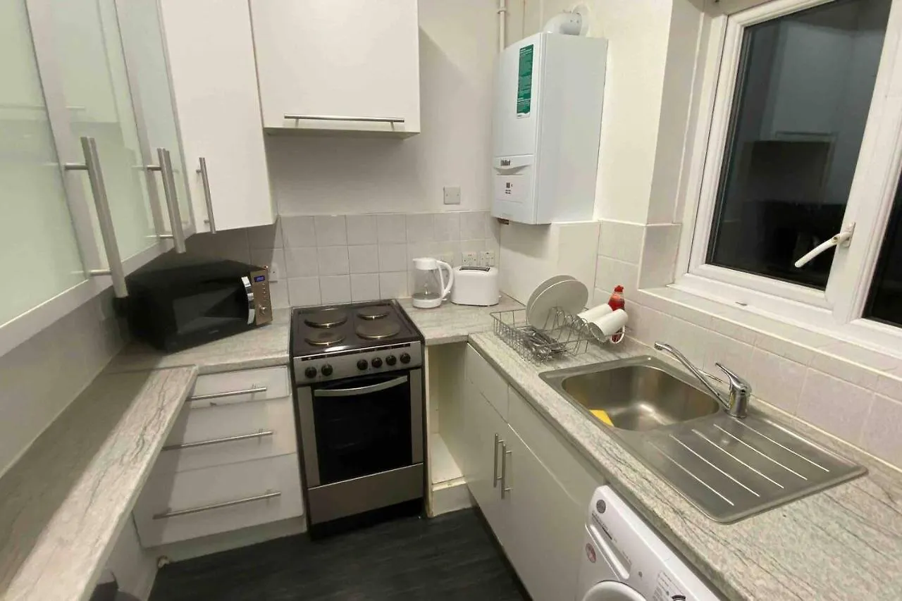 Snug Kingsize Bedroom Flat In London Apartment
