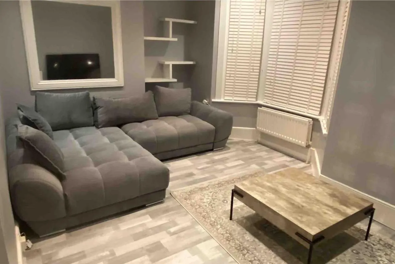 Snug Kingsize Bedroom Flat In London