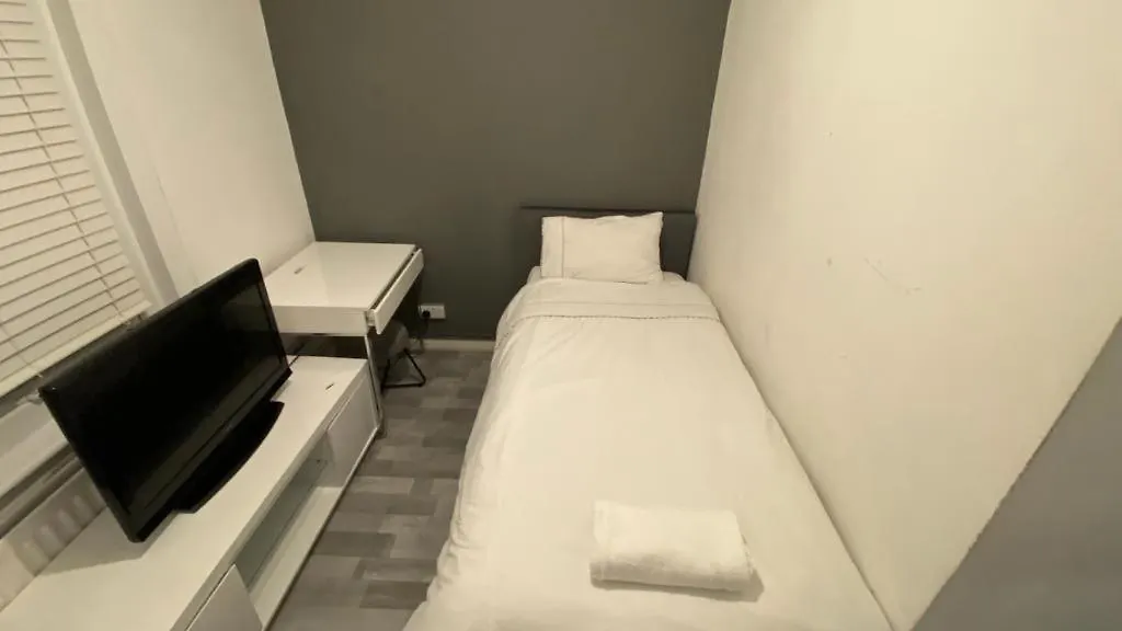 Apartment Snug Kingsize Bedroom Flat In London