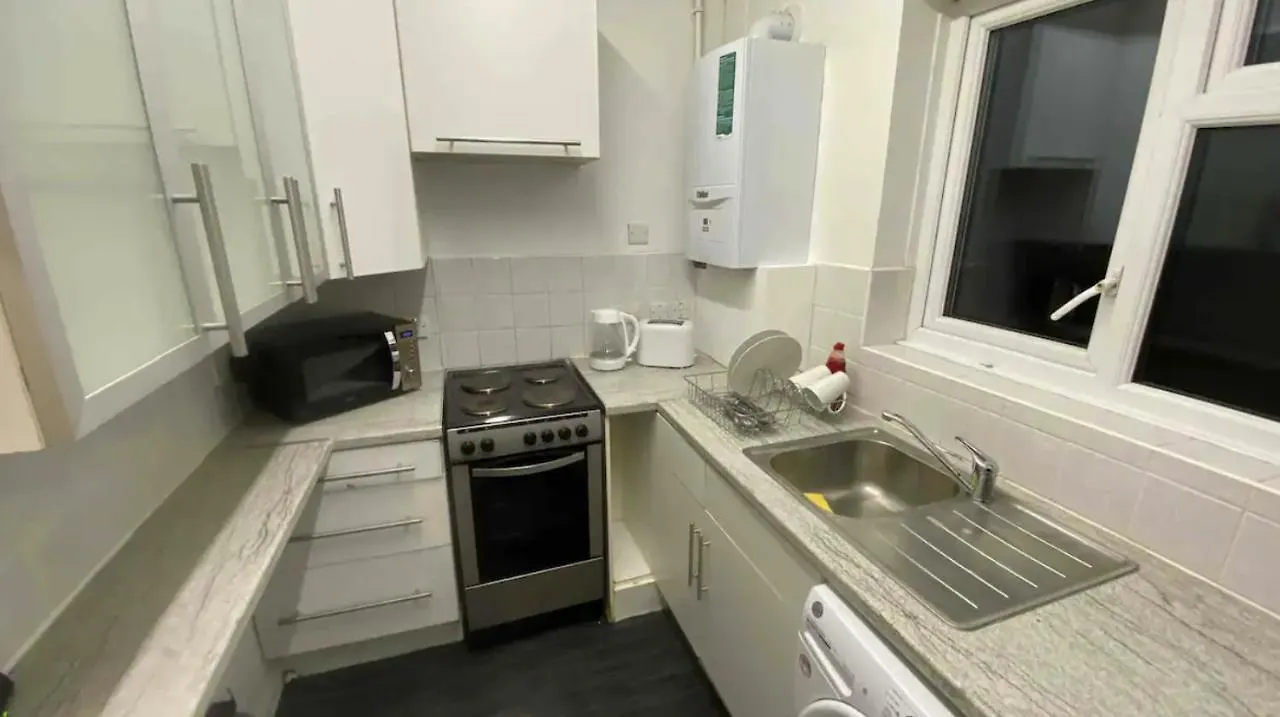 Apartment Snug Kingsize Bedroom Flat In London