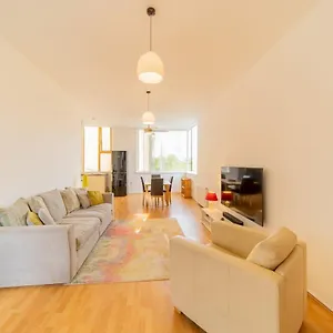 pass-the-keys-spacious-1-bedroom-condo-in-the-royal-docks.brighton-hotels-england.com/