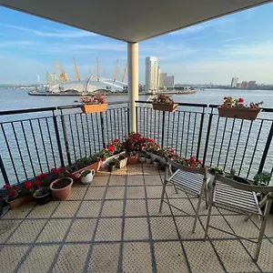 Homestay Very Large Ensuite With Wonderful View Over The River Thames In A Peaceful & Calm Residential Building - Shared Flat With 1 Host, London