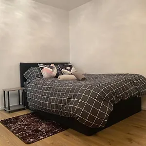 Apartment 2 Bedroom Flat Camberwell Grove, London