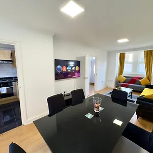 Holiday home 3 Bedrooms Spacious House, Separate Reception, 2 Full Bathrooms, Parking, Garden, London