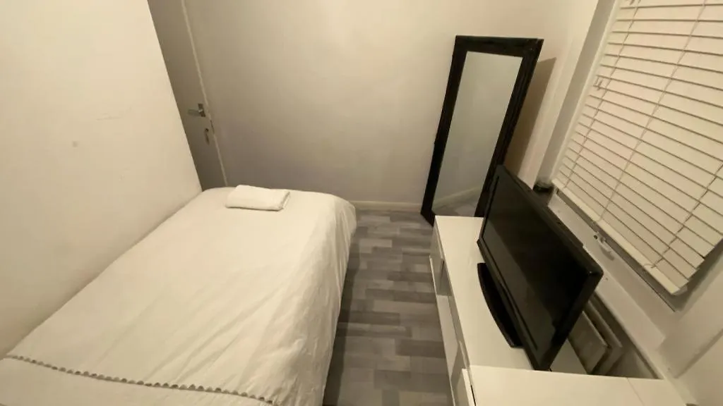 Snug Kingsize Bedroom Flat In لندن